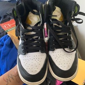 Jordan 1 They are a size 3.5 Neon and orange